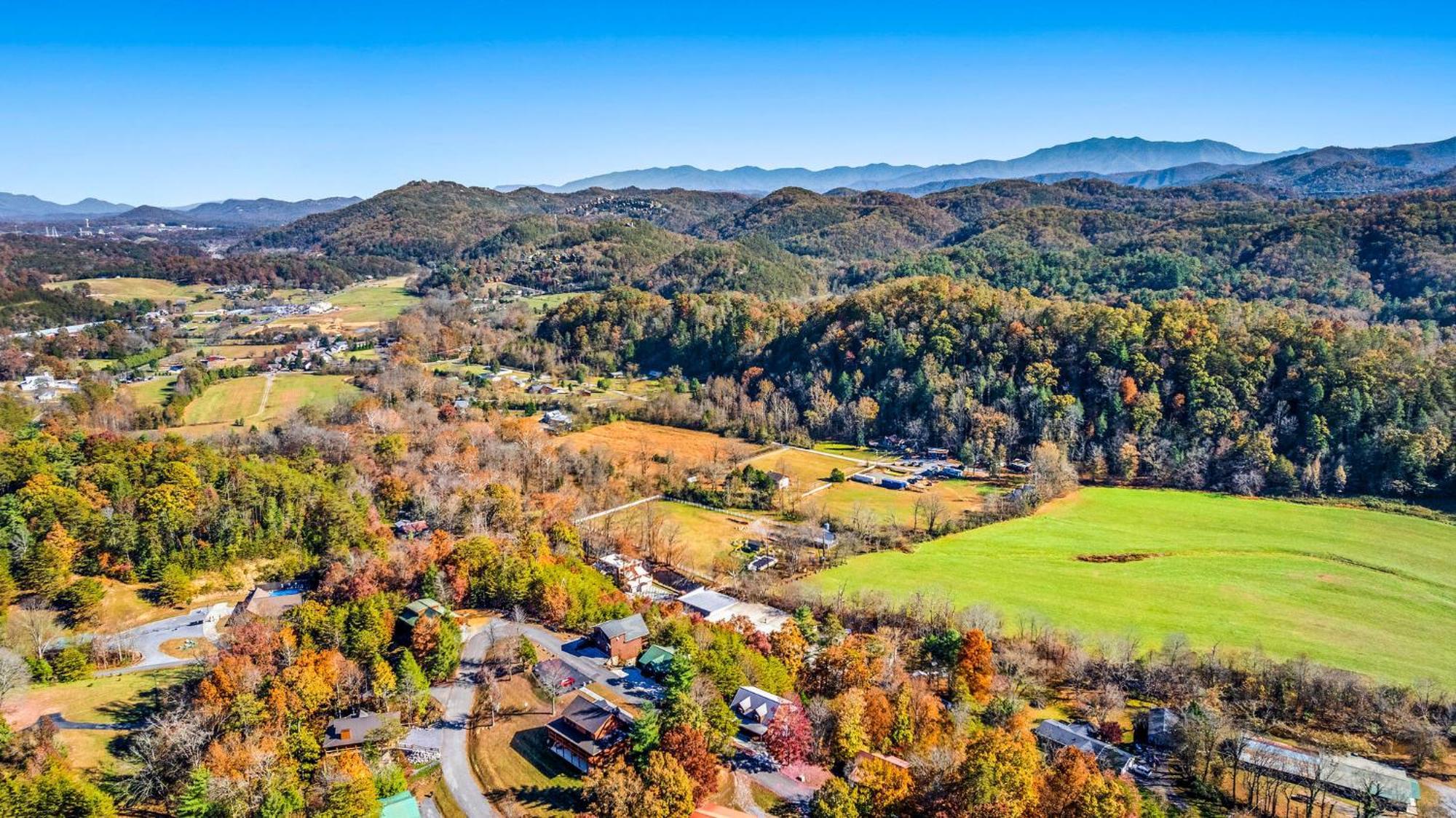Bearfoot Pines - True Log Cabin - Wi-Fi, Hot Tub, Fishing, Deck With Views! - Mins To Pf Sevierville Bagian luar foto