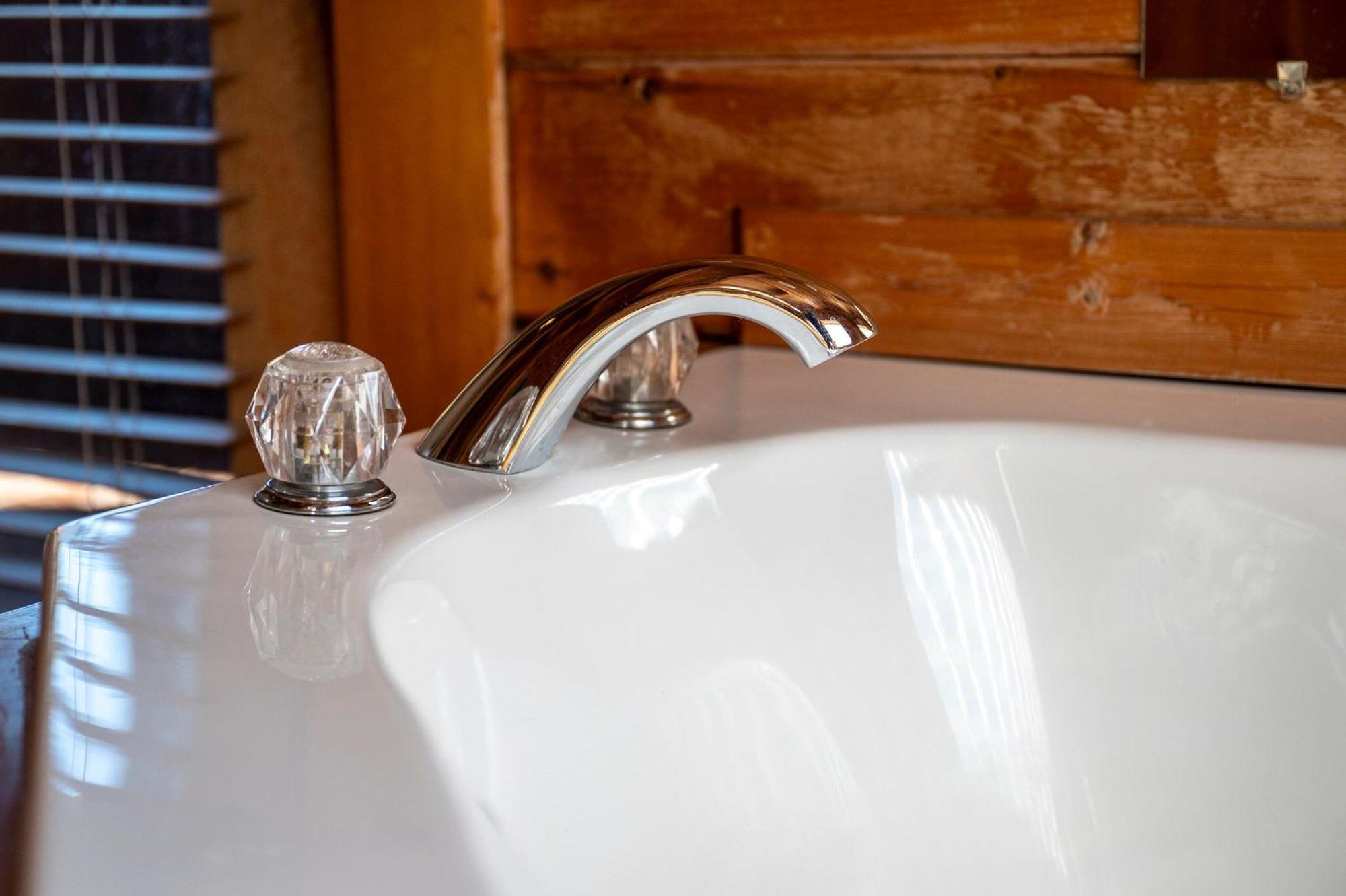 Bearfoot Pines - True Log Cabin - Wi-Fi, Hot Tub, Fishing, Deck With Views! - Mins To Pf Sevierville Bagian luar foto