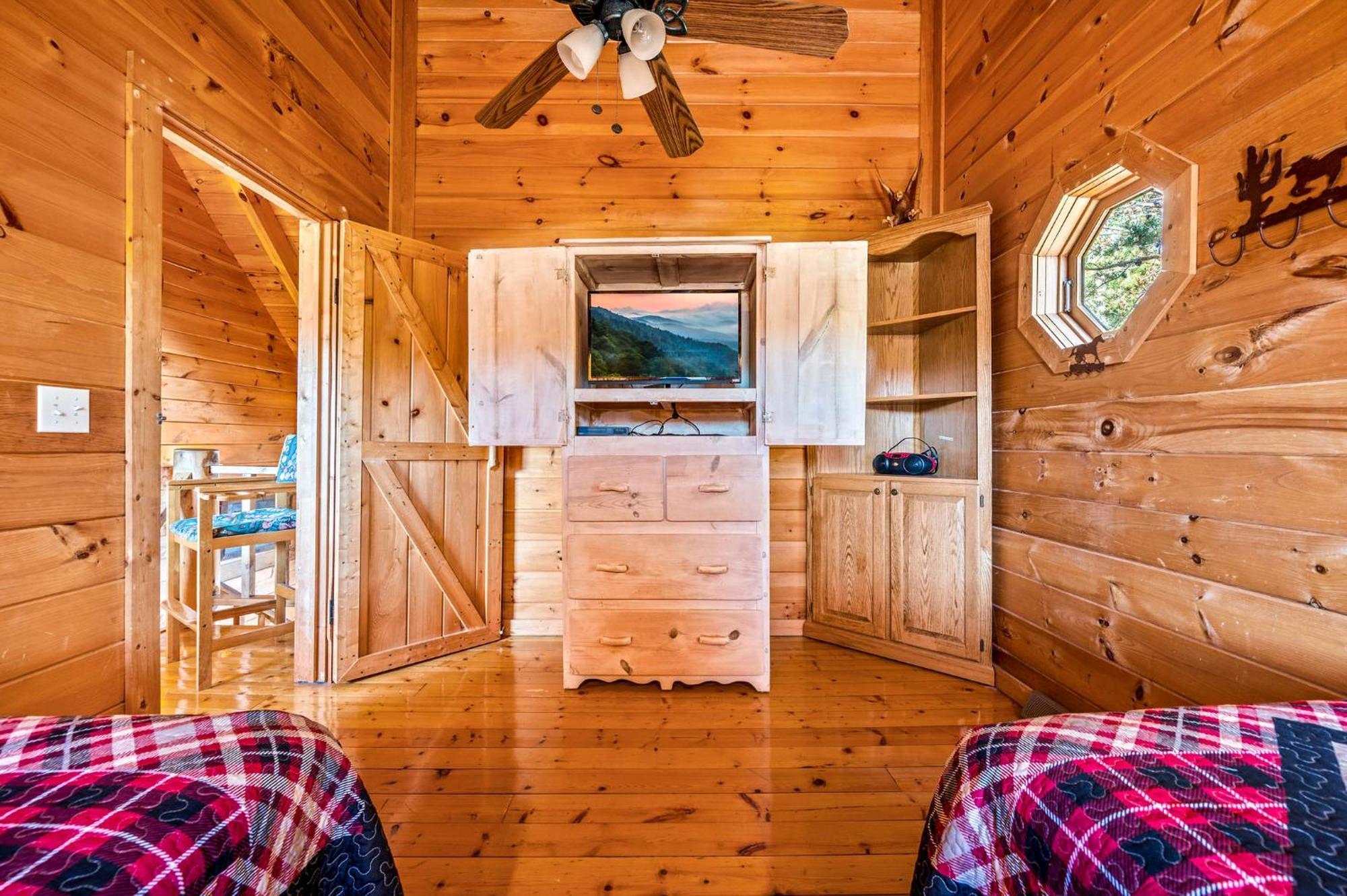 Bearfoot Pines - True Log Cabin - Wi-Fi, Hot Tub, Fishing, Deck With Views! - Mins To Pf Sevierville Bagian luar foto