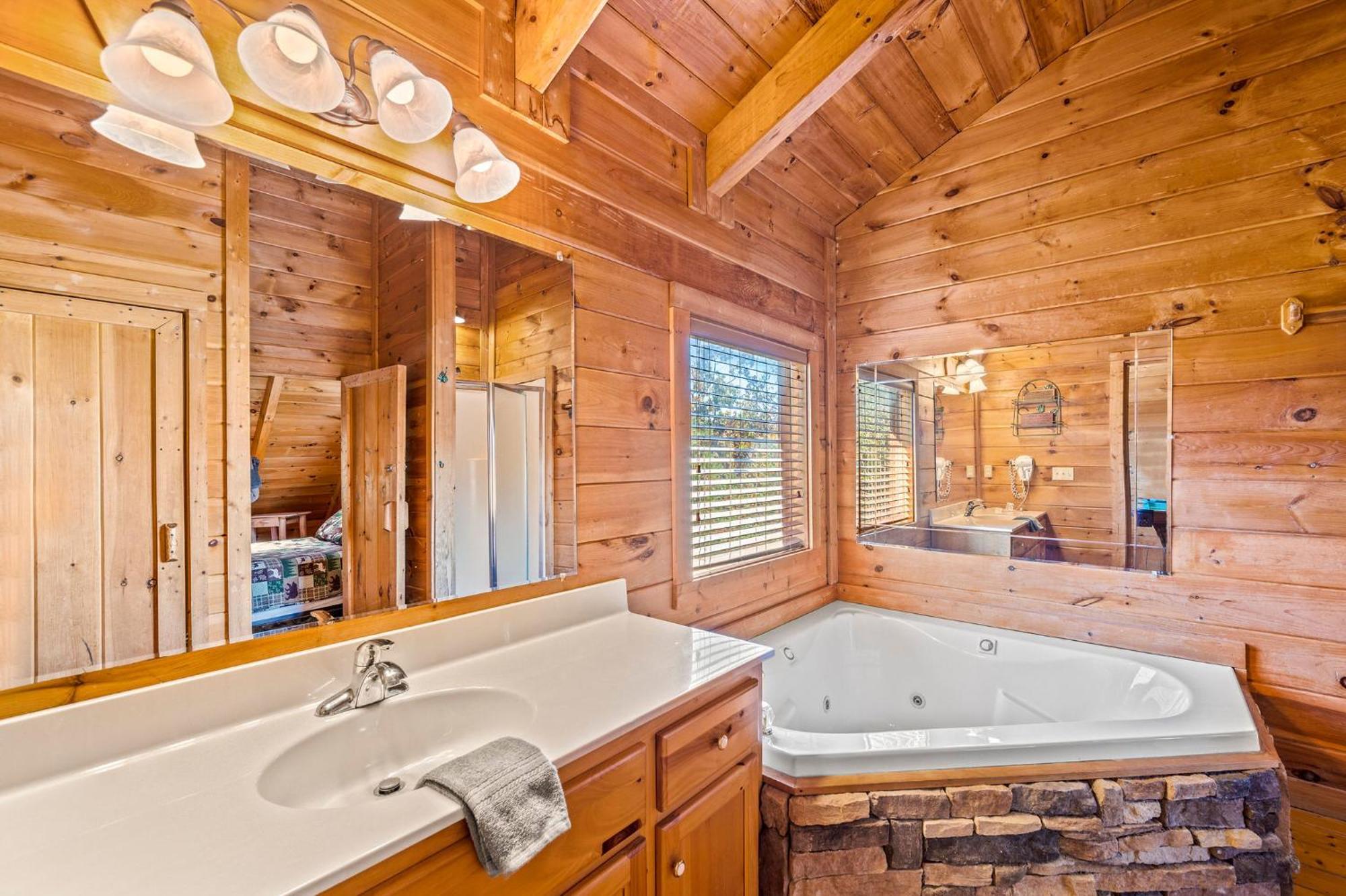 Bearfoot Pines - True Log Cabin - Wi-Fi, Hot Tub, Fishing, Deck With Views! - Mins To Pf Sevierville Bagian luar foto