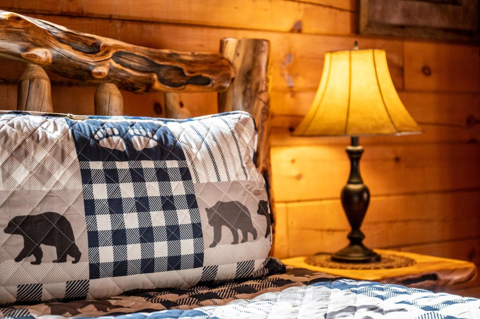 Bearfoot Pines - True Log Cabin - Wi-Fi, Hot Tub, Fishing, Deck With Views! - Mins To Pf Sevierville Bagian luar foto