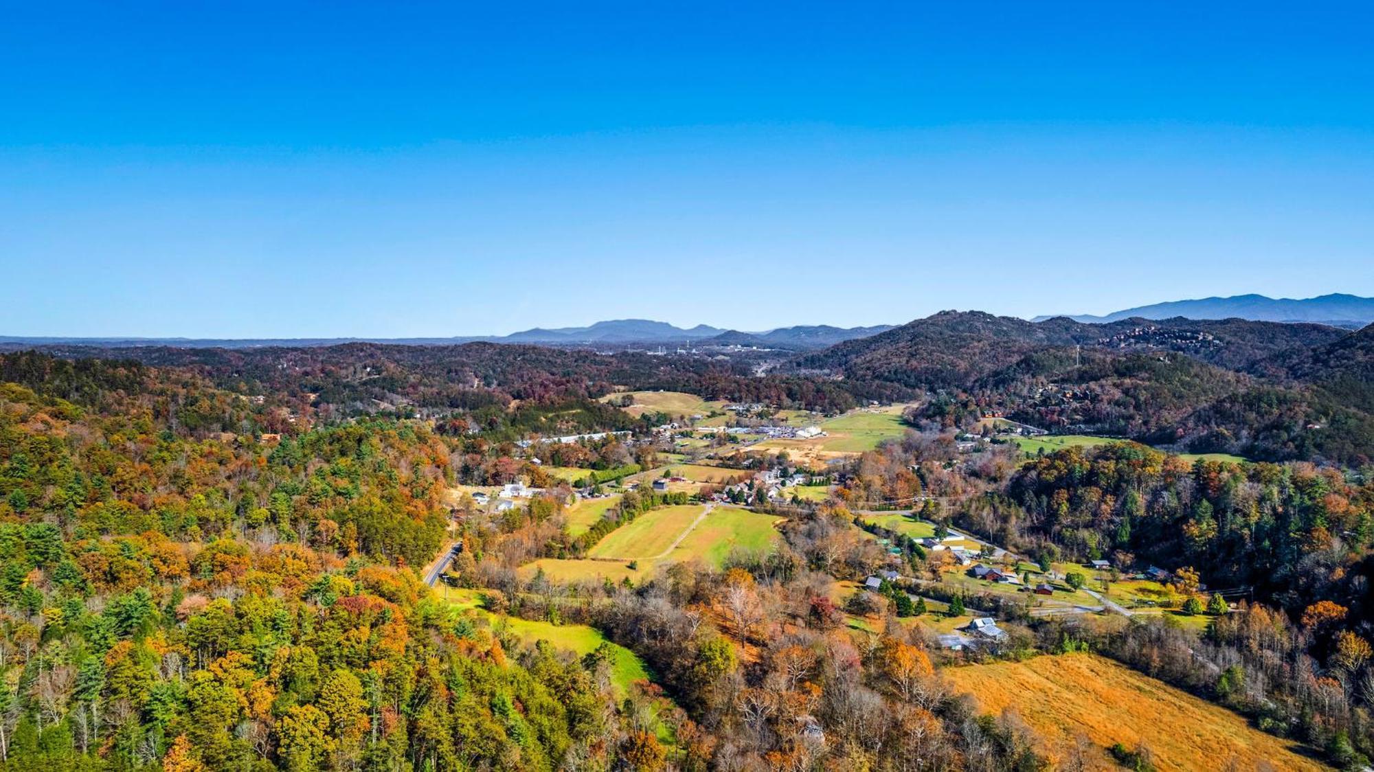Bearfoot Pines - True Log Cabin - Wi-Fi, Hot Tub, Fishing, Deck With Views! - Mins To Pf Sevierville Bagian luar foto